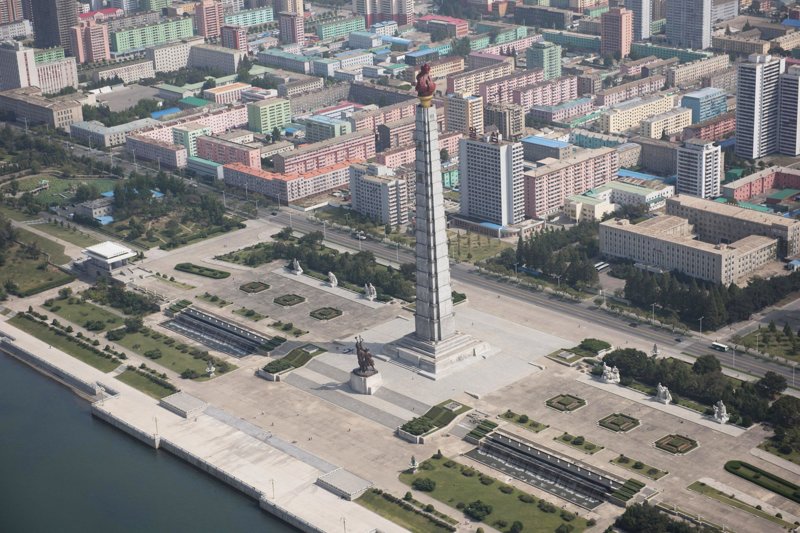Монумент идей Чучхе был возведён в 1982 году в честь 70-летия Ким Ир Сена
