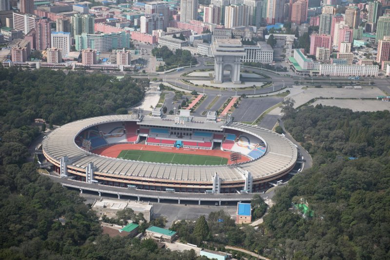 Домашняя площадка сборной Северной Кореи по футболу, стадион имени Ким Ир Сена способен вместить до 90 тысяч зрителей