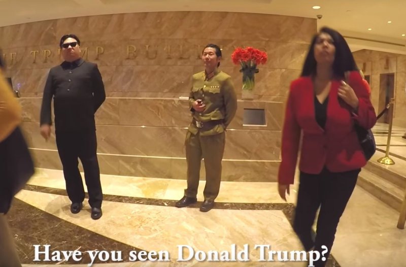 В какой-то момент парочка решила заглянуть в башню Трампа, где псевдо-Ким Чен Ын поинтересовался у охранника, не видел ли тот американского президента