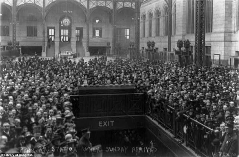 1917 год. Толпа встречает на вокзале знаменитого американского проповедника и спортсмена Билли Сандея