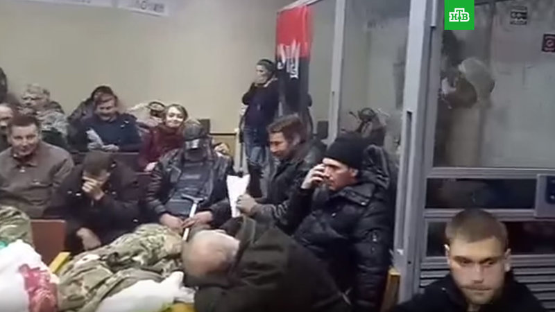 В Киеве спецназ штурмом взял захваченное националистами здание суда