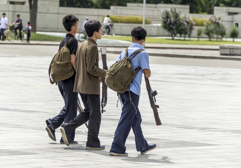 Жители Северной Кореи с имитацией оружия 
