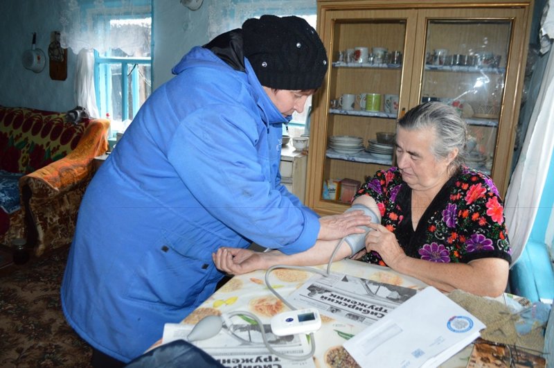 «Я знала, что это не оплачивается»: в Омской деревне почтальон бесплатно работает за фельдшера