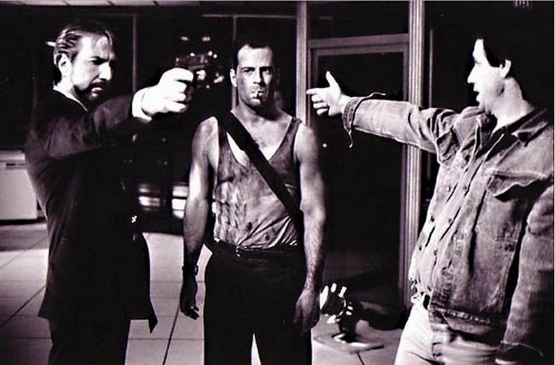 Алан Рикман, Брюс Уиллис и Джон Мактирнан на съемках фильма «Крепкий орешек».