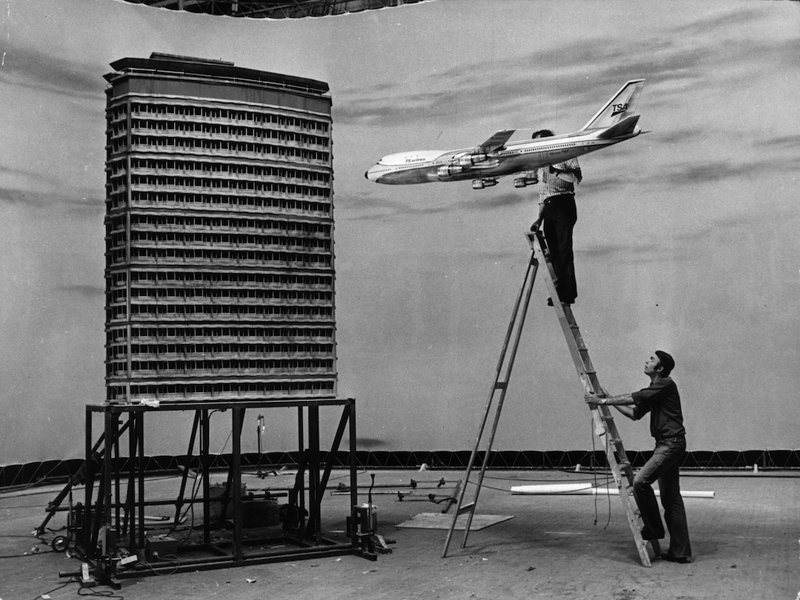 В павильоне спецэффектов и комбинированных съемок идет подготовка эпизода авиакатастрофы в фильме Прикосновение медузы, 1978 г..