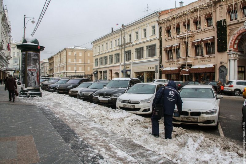 Сколько нужно человек, чтобы эвакуировать машину в Москве