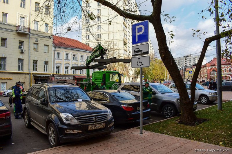 Сколько нужно человек, чтобы эвакуировать машину в Москве