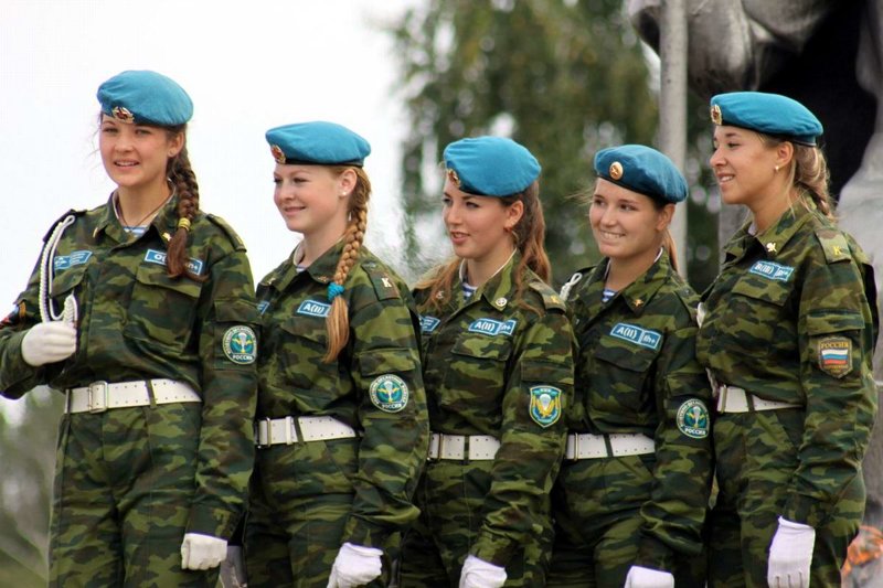 В 2013, например, впервые в современной истории ВДВ, на командные должности назначили сразу 16 лейтенантов-девушек  
