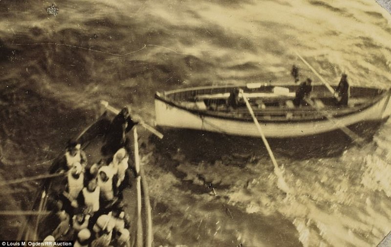 Когда "Титаник" столкнулся с айсбергом, "Карпатия" приняла сигнал бедствия и прибыла на помощь первой. Хотя "Титаник" к этому времени уже затонул, "Карпатия" взяла на борт оставшихся выживших.