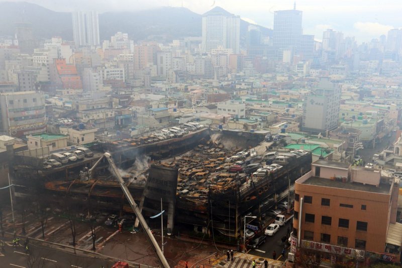 Пожар на парковке салона по продаже автомобилей в Южной Корее