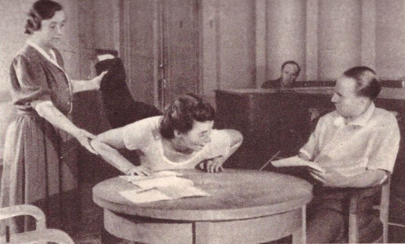 Редактор по гимнастике Н.Гордеев, методист Л.Федяева и позер В.Кокунова разучивают новую серию упражнений, прежде чем передать её в эфир. Фото из газеты 1948г