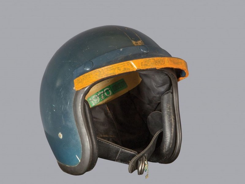 В комплекте с комбезом идет гоночный шлем Bell Helmet, так же принимавший участие в съемках.