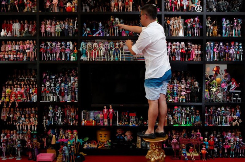 Цзянь Янь — мужчина, который еще подростком стал собирать различных кукол. Теперь у него их 6000, и две трети составляют любимые многими Барби