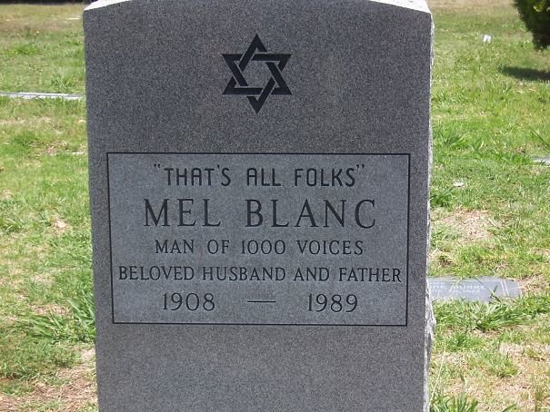 22. Надгробие актера озвучания Мела Бланка: "Вот и всё, ребята. Мел Бланк, человек тысячи голосов"