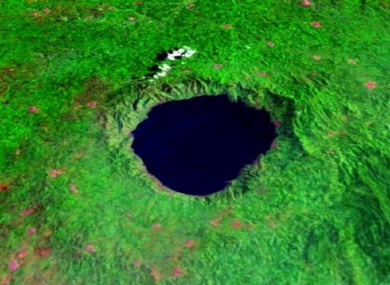 13. Озеро в древнем ударном кратере, образовавшемся в результате падении метеорита Озеро Босумтви