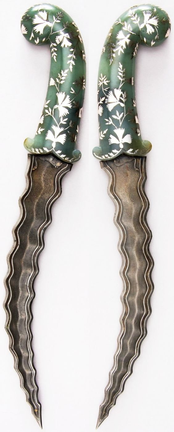 7. Индийский кинжал, 18 век. Сталь, нефрит, серебро