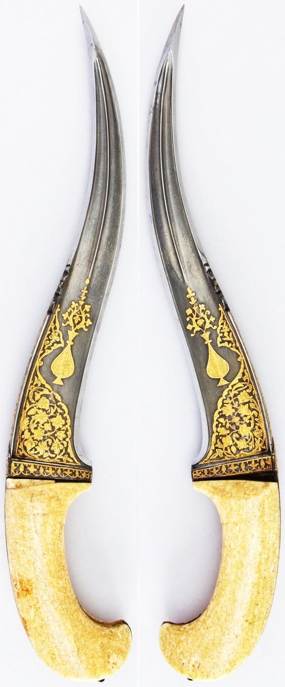 8.  Индийский кинжал пеш-кабз, 17 век. Стальное лезвие с вкраплением золота, рукоятка из слоновой кости
