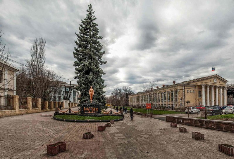 Памятник Стратонавтам в изножье бульвара Пушкина