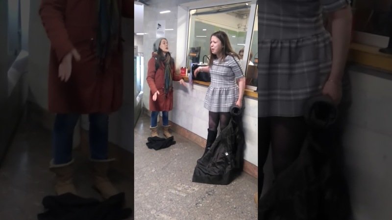 Полиция против бухой девки в метро 