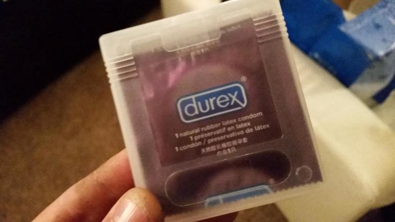 35. Оказывается, презерватив идеально вмещается в коробочку от картриджа Game Boy