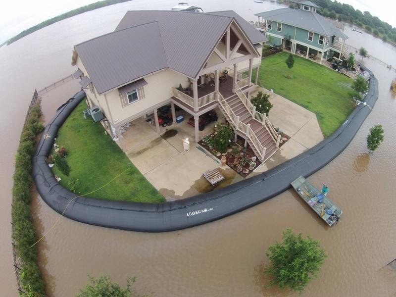 9. Дом, спасенный от наводнения с помощью пластиковой дамбы 