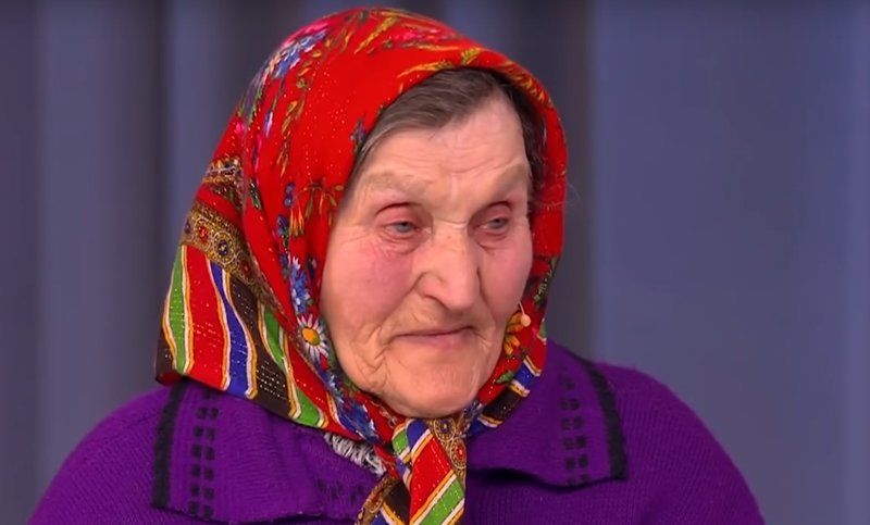 Солист группы "Ленинград" подарил квартиру пенсионерке, которая 30 лет прожила в конюшне