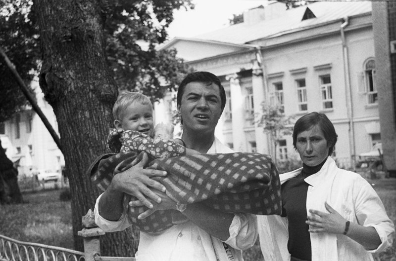 Этой малышке родной отец отрезал обе ноги косилкой. Однако врачи смогли совершить немыслимое
