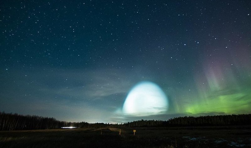 Над Сибирью появился гигантский светящийся шар