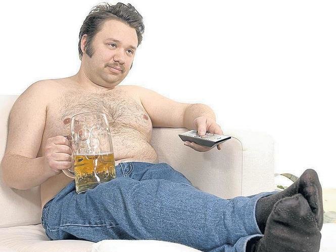 Жирный мужик на диване с пивом