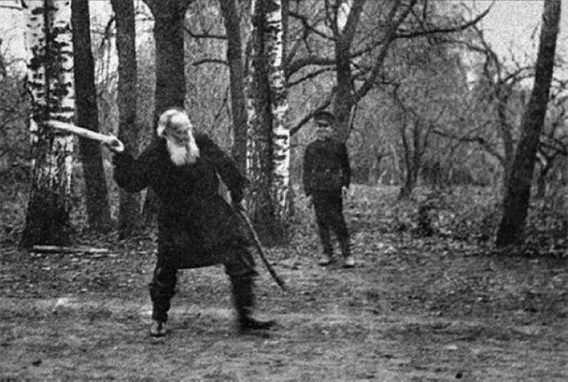 Лев Толстой играет в русскую народную игру городки