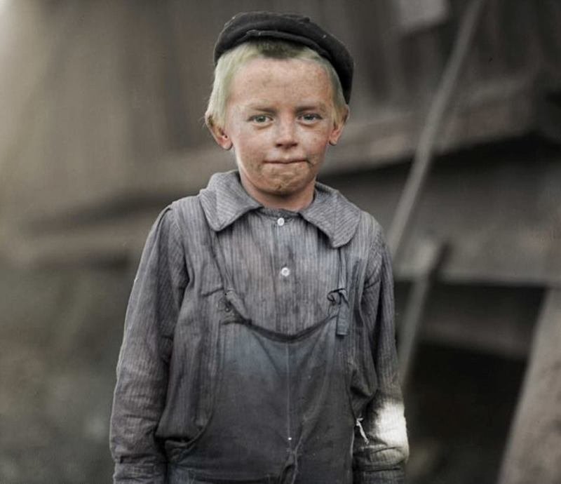 Донни Коул пытался убедить фотографа, что ему уже 12 лет, мельница в Бирмингеме, штат Алабама