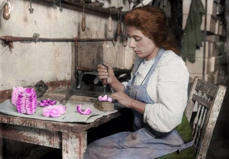 Девушка за созданием искусственных лепестков роз, 1905 год 