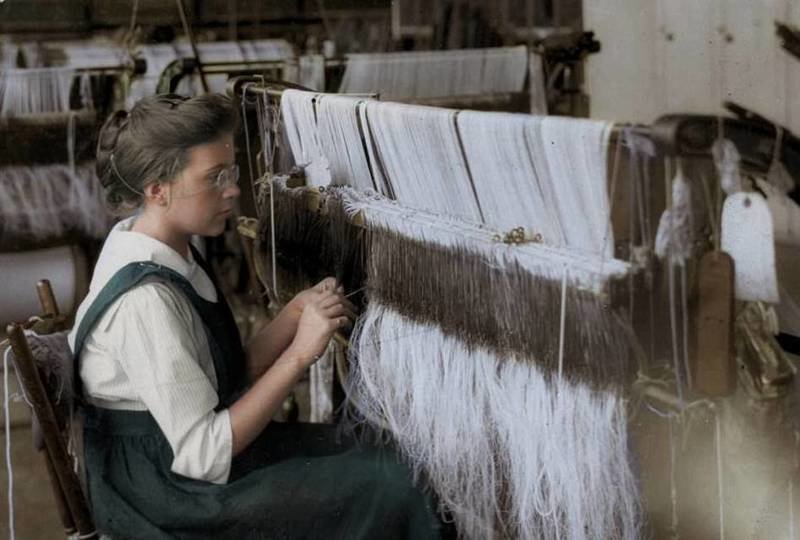 Девушка на прядильно-ткацкой фабрике 