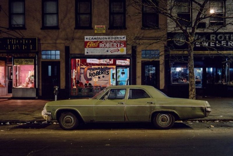 Автомобили на пустынных улицах ночного Нью-Йорк