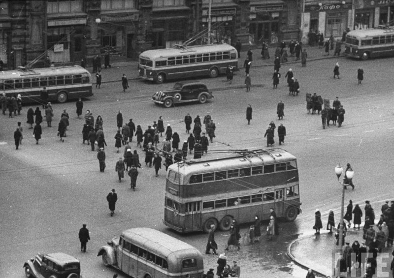 ЯТБ-3 на московских улицах. На заднем плане, кстати, аж три троллейбуса МТБ-82.