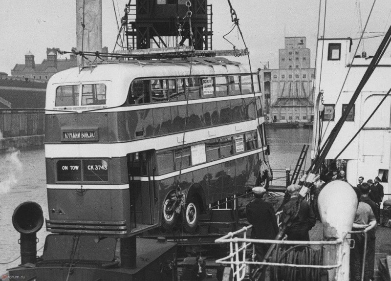 Отгрузка троллейбуса English Electric для Москвы в одном из портов Великобритании, 1937 год.