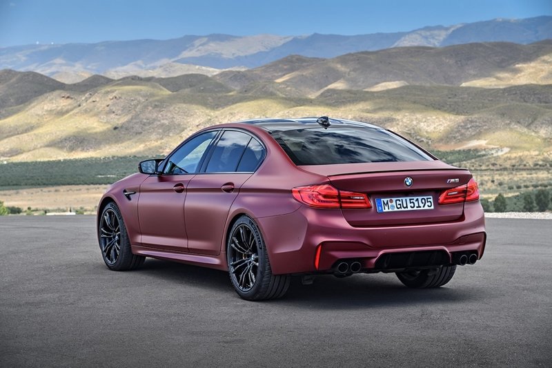 Новый BMW M5: полный привод, разгон 0-100 км/ч за 3.4 секунды и 118 тысяч евро