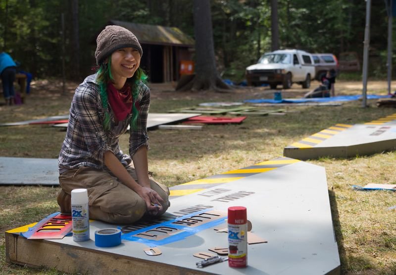 Лагерь труда и отдыха по-американски: дети построили в лесу межгалактическую станцию
