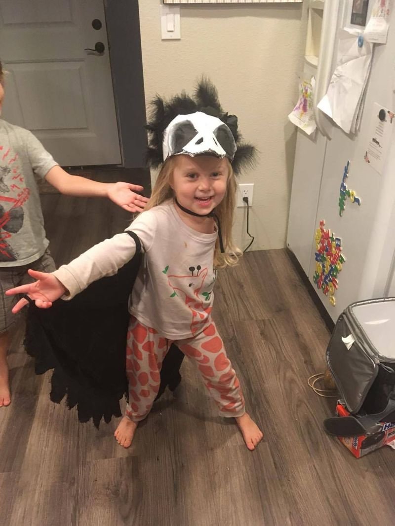 Как мама с помощью костюмов на Хэллоуин помогает 3-летней дочери принять себя