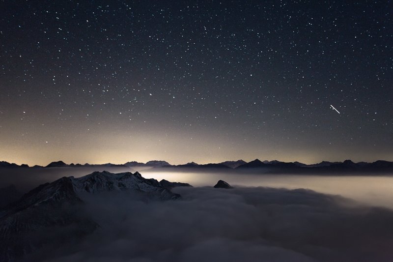 Ночь над облаками. Вид с горы Мон Шабертон высотой 3131 метр над уровнем моря, Франция