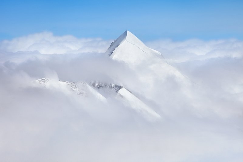 Снежная вершина горы Пуант де Ронс (3 612 метра), Франция