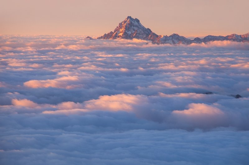 Из-за облаков выглядывает Монте-Визо (3841 метр) - высочайшая вершина Котских Альп 