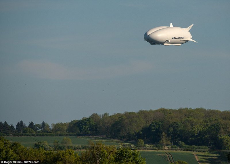 Кроме того, Airlander 10 может приземляться как на землю, так и на воду