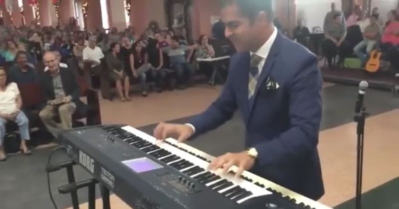 Невеста опаздывала на свадьбу и пианист решил развеселить скучающих гостей