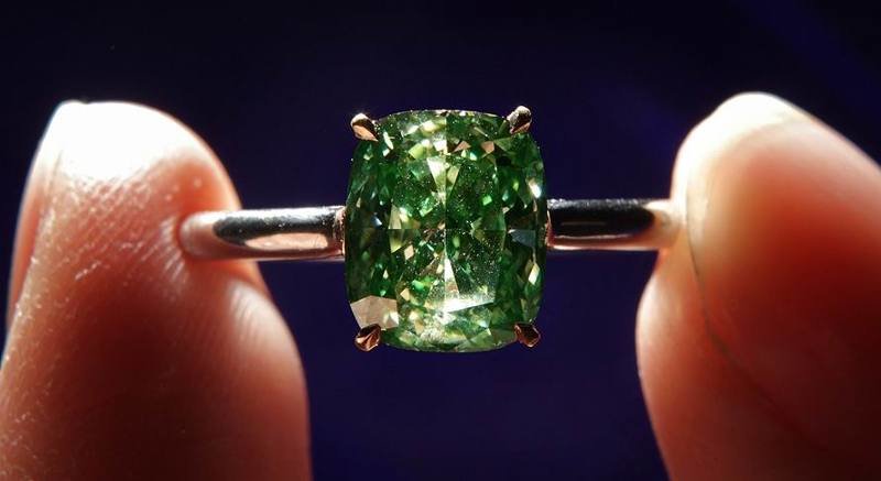 Кольцо с бриллиантом в форме зеленого ромба