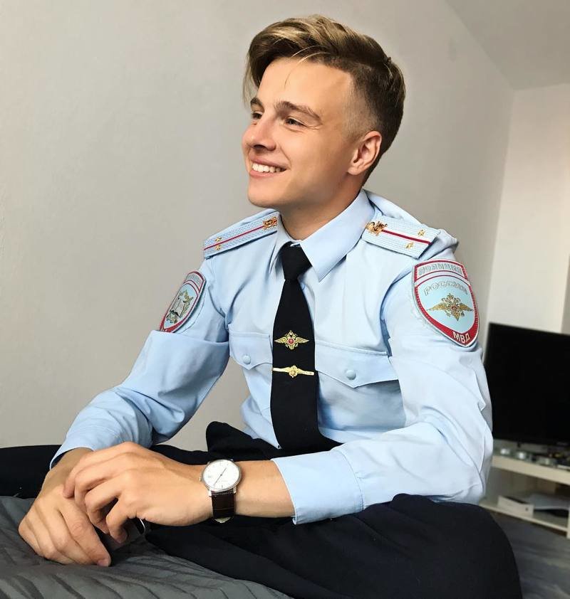 Полицейский с лицом кукольного Кена из Санкт-Петербурга покорил Сеть