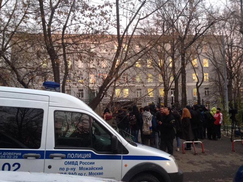 Студент зарезал учителя и сделал селфи с трупом: кровавые кадры из московского колледжа