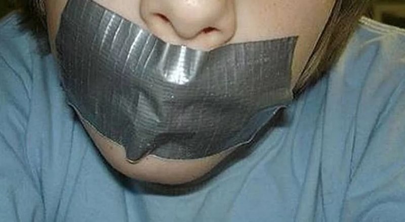 «Она скотчем заклеила рот второклашке»: молодой учитель из Смоленска издевается над школьниками