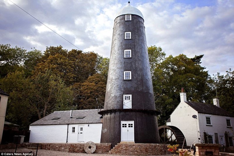 В Великобритании продается необычный дом - 5-этажная ветряная мельница 19 века