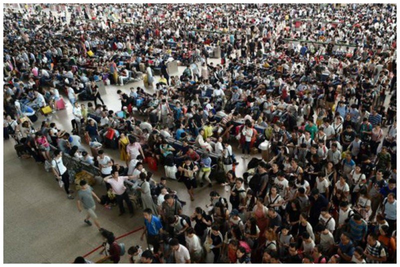 Пассажиры на жд.станции в первый день китайского осеннего фестиваля в Ухане, провинция Хубэй